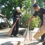 Ketua Tim Penggerak PKK) Kabupaten Kediri, Eriani Annisa Hanindhito (tengah) saat ikut menyapu. Foto: Ist.