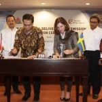 Direktur Utama Semen Indonesia, Rizkan Chandra dan Dubes Swedia Johhana Brismar Skoog menandatangani sertifikat penurunan emisi atau Emission Reduction Certificate.