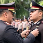 Kapolres Batu saat menyematkan Satyalencana Pengabdian kepada salah satu personel.

