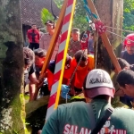 Evakuasi jenazah seorang nenek yang tewas dalam sumur di Blitar.