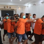 Para tersangka kasus peredaran narkoba digelandang usai dihadirkan dalam rilis pers di Mapolres Pamekasan, Rabu (17/9/2025).