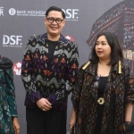 Ketua Dekranasda Kota Kediri, Ferry Silviana Abdullah Abu Bakar, dan para desainer yang hadir dalam Dhoho Street Fashion 7th. Foto: Ist