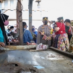 Bupati Jombang Hj. Mundjidah Wahab bersama Forkopimda Jombang saat sidak pasar. (foto: ist)