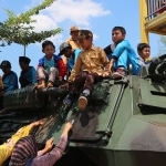Warga dan siswa antusias melihat dan duduk diatas kendaraan milik prajurit TNI di Desa Sumberarum, Kecamatan Kerek, Kabupaten Tuban, Senin (19/9/2022)