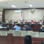 Suasana sidang kasus korupsi yang menyeret Bupati Sidoarjo nonaktif Saiful Ilah di Pengadilan Tipikor Surabaya, Rabu (12/8).