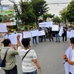 Forum Wartawan Tuban saat menggelar aksi solidaritas di depan mapolres setempat menuntut kasus kekerasan terhadap jurnalis Tempo diusut tuntas.