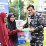 KSAL, Laksamana TNI Muhammad Ali, saat menyalurkan bantuan untuk korban gempa di Tuban.