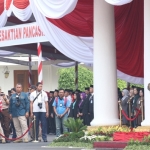 Gubernur Jawa Timur saat Membacakan Teks Pancasila Pada Upacara Hari Kesaktian Pancasila di Grahadi.
