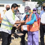 Wali Kota Kediri Abdullah Abu Bakar saat memberi rompi dan masker kepada pekerja. (foto: ist)