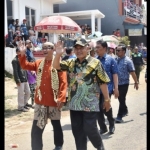 Plt. Bupati Malang H Sanusi sedang menyapa warga dalam karnaval bersih desa.