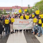 Pokja Wartawan Taman Surya Surabaya (POTAS) melakukan sosialisasi Pengurangan Penggunaan Kantong Plastik, Jumat (22/4/2022) sore.