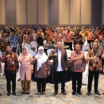 Direktur Jenderal Peraturan Perundang-undangan (Dirjen PP), Asep Nana Mulyana, bersama Kakanwil Kemenkumham Jatim, Heni Yuwono dalam acara Rapat Koordinasi, Bimbingan Teknis dan Pembinaan Perancangan Peraturan Perundang-undangan di Daerah TA 2024, di Hotel Doubletree Surabaya, Kamis (2/5/2024). Foto: Dok. Kemenkumham Jatim