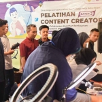 Wali Kota Kediri, Abdullah Abu Bakar, saat meninjau pelatihan content creator. Foto: Ist
