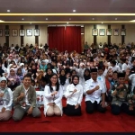 Kepala OJK Kediri, Ismirani Saputri dan jajaran bersama peserta edukasi Keuangan. (Ist)