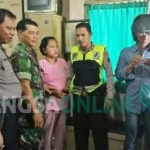 Sunarti saat diamankan petugas di Mapolsek Rungkut.