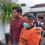 Dukun tersangka pencabulan, M. Bakir (48), saat digelandang menuju tahanan Polres Pamekasan.