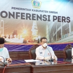 Wakil Ketua Gugus Tugas Pencegahan COVID-19 Gresik Wabup Moh. Qosim, didampingi Pj. Sekda Nadlif, dan Kadinkes dr. Saifudin Ghozali saat memberikan keterangan pers terkait bertambahnya pasien confirm positif, Ahad (12/4). foto: SYUHUD/ BANGSAONLINE