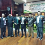 Usman Muhtadi (tengah) usai dilantik di Gedung DPRD Probolinggo.