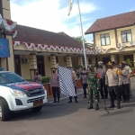 Kapolres Kediri Kota AKBP Wahyudi bersama Dandim 0809 Kediri Letkol Inf Ruly Eko Suryawan saat memberangkatkan pembagian bansos paket sembako. (foto: Ist)