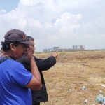 Miftahur Roiyan (baju hitam) ketika menunjukkan batas objek tanah seluas 9,85 hektare di Desa Tambakoso, Kecamatan Waru, Kabupaten Sidoarjo.