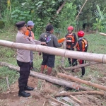 Tim gabungan dari Polsek Mojo, bersama dengan BPBD Kediri saat melakukan proses pencarian korban tercebur saat menunggu Perahu Tambang. Foto: Dok. Polsek Mojo, Kediri.