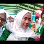 M. Sukoiri (kanan) bersama ibu-ibu Fatayat dan Muslimat Balongpanggang. foto: ist