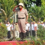 Bupati Gresik Sambari Halim Radianto menjadi Inspektur upacara mengenakan seragam Bung Tomo lengkap dengan topi baja. foto: SYUHUD/ BANGSAONLINE
