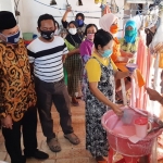 JARING ASPIRASI: Bambang Haryo Soekartono (BHS) mengunjungi UMKM cireng dan nugget, di Desa Sawotratap, Gedangan, Rabu (22/7). foto: MUSTAIN/BANGSAONLINE