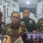 Kasi Pidsus Kejari Sidoarjo, Jhon Franky Yanafia Ariandi, saat memberi keterangan ke awak media terkait kasus korupsi Rusunawa Tambaksawah.