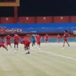 Para pemain Persik Kediri saat menjajal Lapangan Stadion Gelora Ratu Pamelingan, Pamekasan.