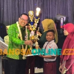 Wali Kota Probolinggo, Aminuddin, saat menyerahkan piagam penghargaan bagi pemenang lomba festival edukasi antikorupsi. Foto: ANDI SIRAJUDIN/BANGSAONLINE
