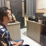 Pelaku saat dimintai keterangan di Polsek Wonocolo