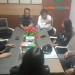Foto: Saat penjelasan tentang BANGSAONLINE dan Harian Bangsa di ruang rapat. 