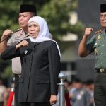 Gubernur Jawa Timur juga menjadi pimpinan apel hari santri yang diselenggarakan di Mapolda Jawa Timur.