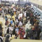 Antrean penumpang memanjang di Gate 2 Bandara Juanda Surabaya di Sidoarjo untuk penerbagan Lion Air pada Selasa (10/5). 