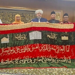 Ketua Umum PP Muslimat NU, Khofifah Indar Parawansa, saat menunjukkan kiswah dari cicit Syekh Abdul Qadir Jailani di Malaysia.