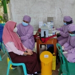 Vaksinasi kepada siswa SMAN 4 Kota Blitar, Rabu (25/8/2021). (foto: ist)