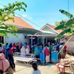 Warga ketika mengerumuni rumah salah satu warga Dusun Asemanis 2, Desa Larangan Tokol, Kecamatan Tlanakan, Pamekasan, yang tewas gantung diri.