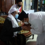 Calon Wali Kota Pasuruan Saifullah Yusuf (Gus Ipul) mencium tangan KH. Sofyan Lutfi di Pesantren Sabiluth Toyyib Jalan Cemara, Bugullor Kota Pasuruan, Sabtu (19/9/2020). foto: ahmad fuad/ bangsaonline.com