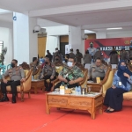 Suasana ketika Wakapolda Jatim dan jajaran kepolisian saat mengikuti zoom meeting bersama Presiden Jokowi di lobi Stadion Gelora Delta Sidoarjo.