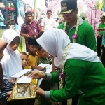 Ketua Harian HKTI Peremouan Jawa Timur Zainab Zuraidah saat memberikan santunan kepada anak yatim di sela-sela launching Bang Jani di Desa Karang Gayam, Blega, Bangkalan, Rabu (29/01).
