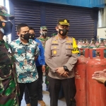 Kapolres Jombang AKBP Agung Setyo Nugroho bersama Tim Satgas Covid-19 saat sidak di PT Samator Gas.