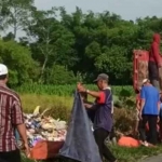 Petugas DLH Kabupaten Kediri saat akan menaikkan sampah ke truk untuk selanjutnya dibuang ke TPA Sekoto. Foto: Ist