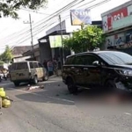 Kondisi korban masih terjepit di bawah mobil Toyota Innova.