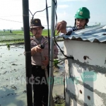 AKP Khristanto, Kapolsek Ngawi Kota mengecek lokasi korban tersengat listrik. foto: ZAINAL ABIDIN/ BANGSAONLINE