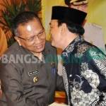 Penjabat Bupati Gresik, Akmal Boedianto ketika melepas mantan Sekkab, M. Najib. foto: syuhud/ BANGSAONLINE