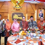 Pj Gubernur Jatim, Adhy Karyono, bersama sejumlah kepala daerah saat menghadiri Halal Bihalal yang berlangsung di Gedung Negara Grahadi, Surabaya.