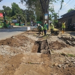 Pembangunan jalan di Ngopak-Kedawung menggunakan DBHCHT.