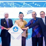 Gubernur Khofifah bersama Mendikdasmen ketika melepas 3.600 lulusan SMK dan LKP bekerja ke luar negeri.