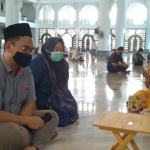 Benedict Tegar Julio saat ikrar dua kalimat syahadat di Masjid Nasional Al-Akbar Surabaya usai salat Jumat (22/1/2021). foto: mma/ bangsaonline.com